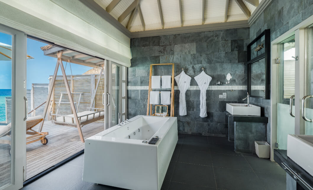 JA_Manafaru_Accomodation_Sunset_Water_Villa_Bathroom_2024.jpg