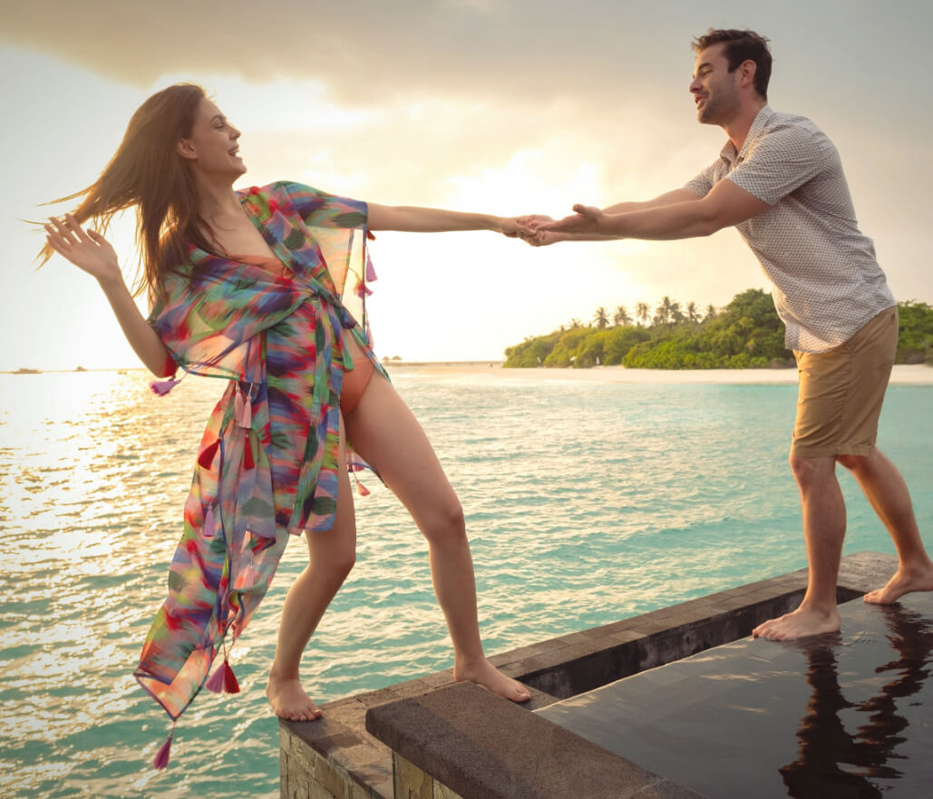 زوجانيلعبانعلىالشاطئ