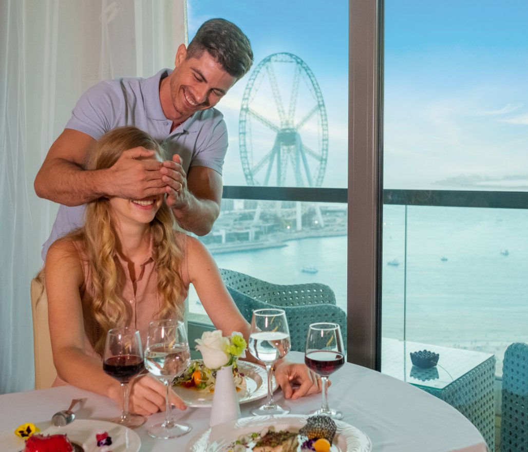 رجليفاجئامرأةفيمطعم