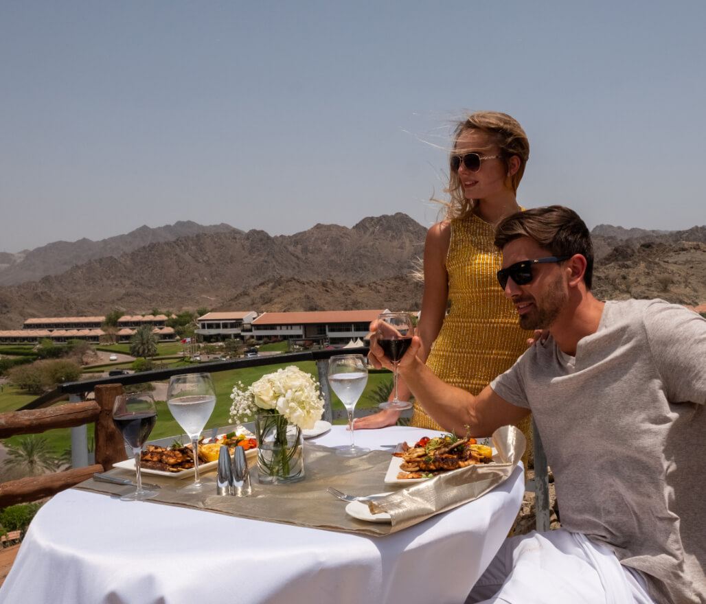 زوجانيتناولانالطعامفيمقهىباتيو