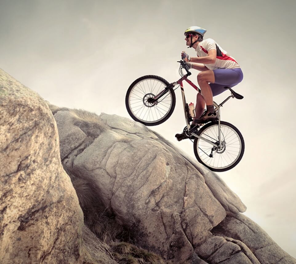 رجليركبدراجةعلىالصخور