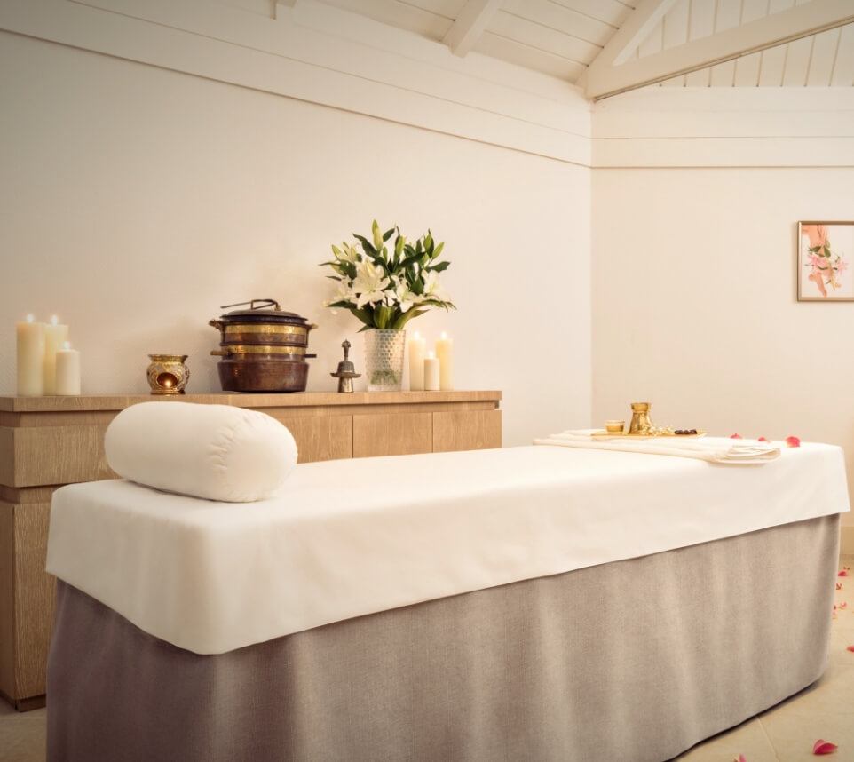 غرفةجلساتالتدليكمزينةببتلاتالورود