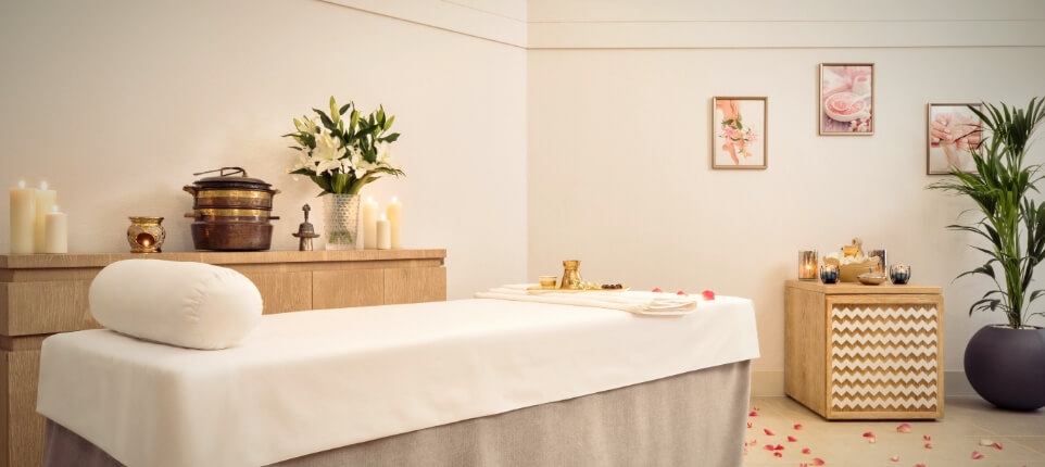 غرفةجلساتالتدليكمزينةببتلاتالورود