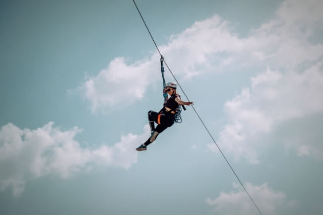 امرأةتنزلقبالحبال