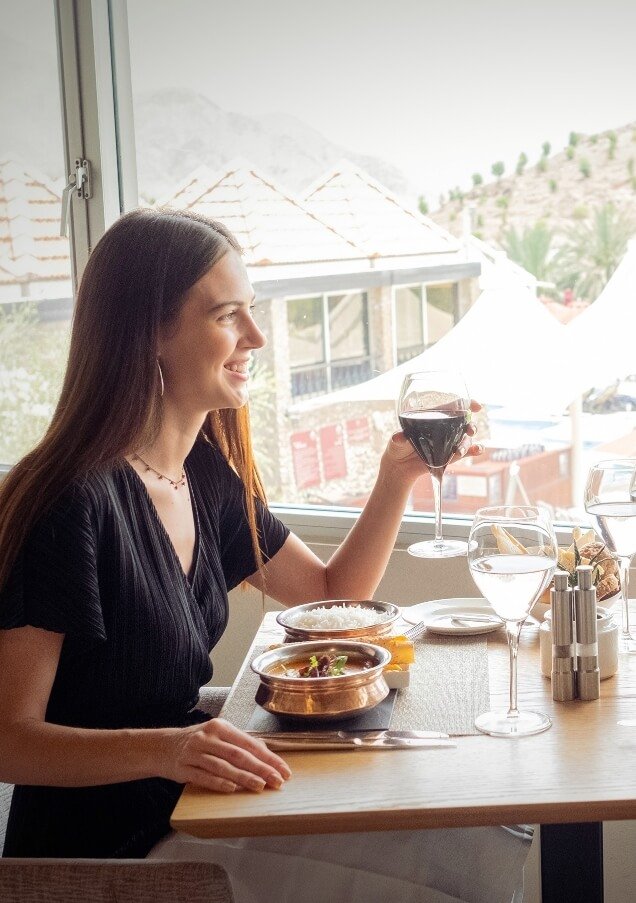 فتاةتتناولالغداء