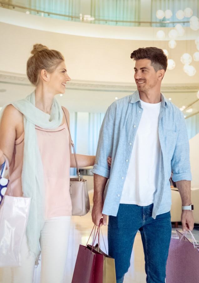 زوجانيحملانأكياستسوق