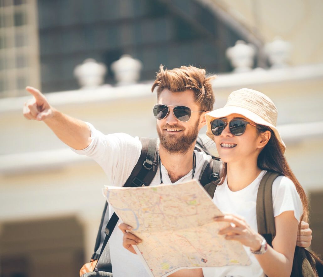 زوجانينظرانإلىخريطة