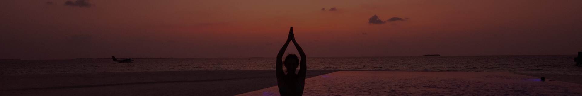 شخصيلعباليوجاعلىالشاطئعندغروبالشمس