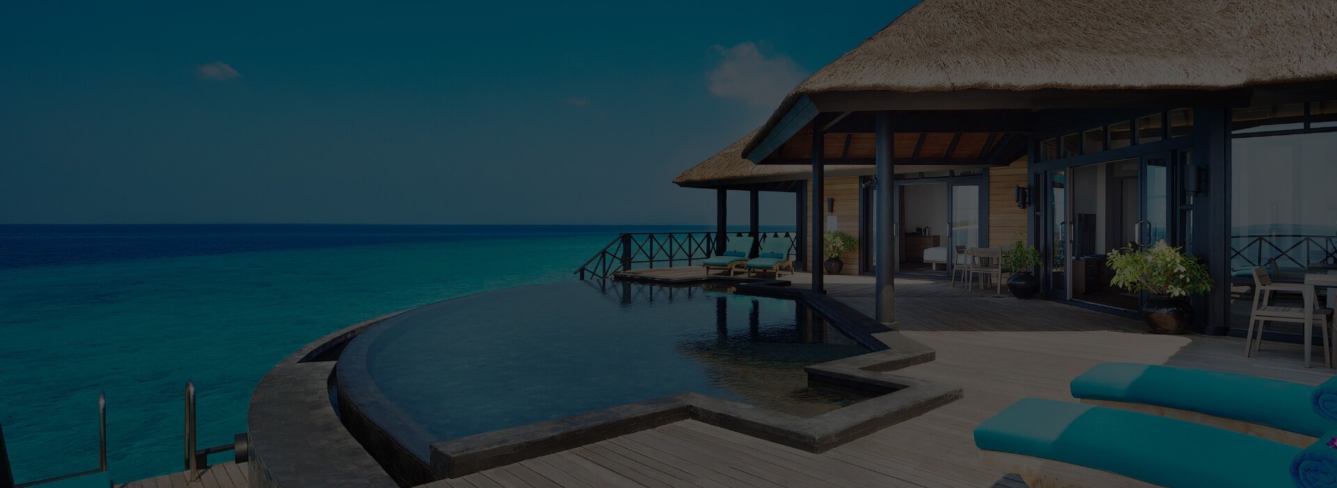 فيلامطلةعلىالماءمعمسبحمفتوح