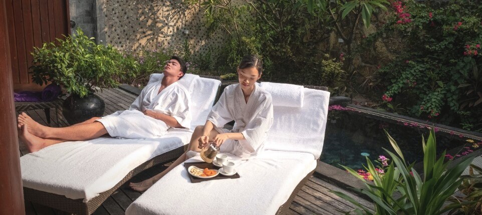 زوجانيستمتعانبالاسترخاءفيأروابالاستحمام