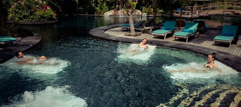 نساءيستمتعنبالاسترخاءفيالمسبح