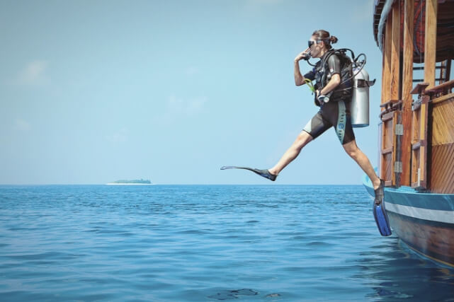 نساءيقفزنمنقاربوهنيرتدينمعداتالغطسالسطحي