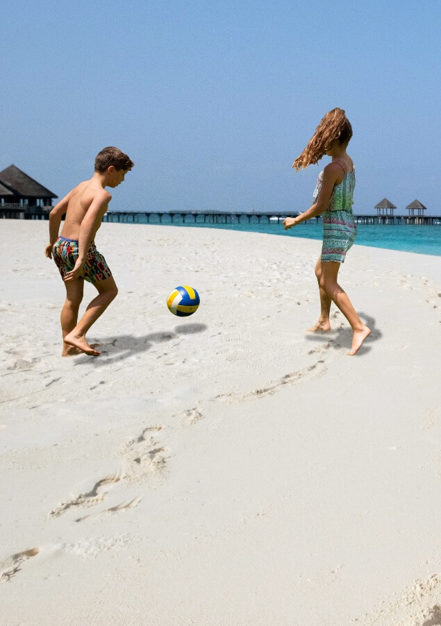 أطفاليلعبونكرةالقدمعلىالشاطئ