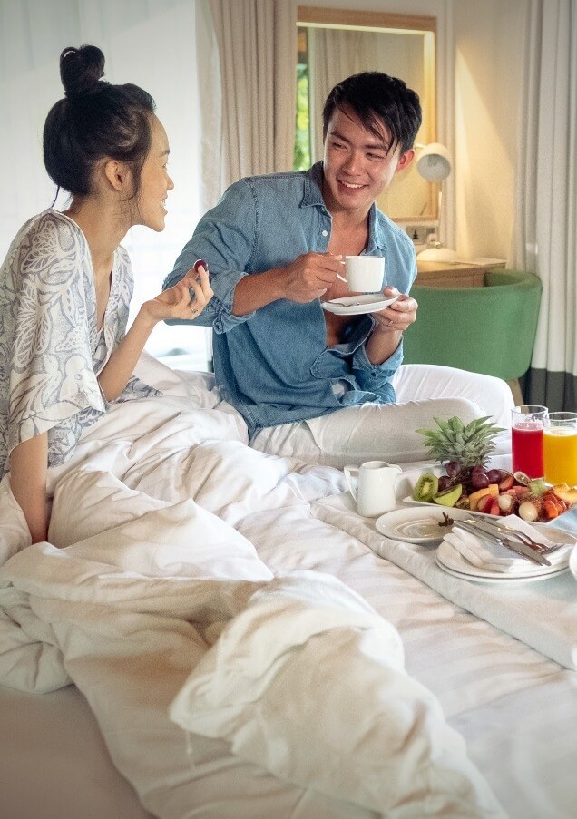 امرأةتتناولالإفطارفيالسرير