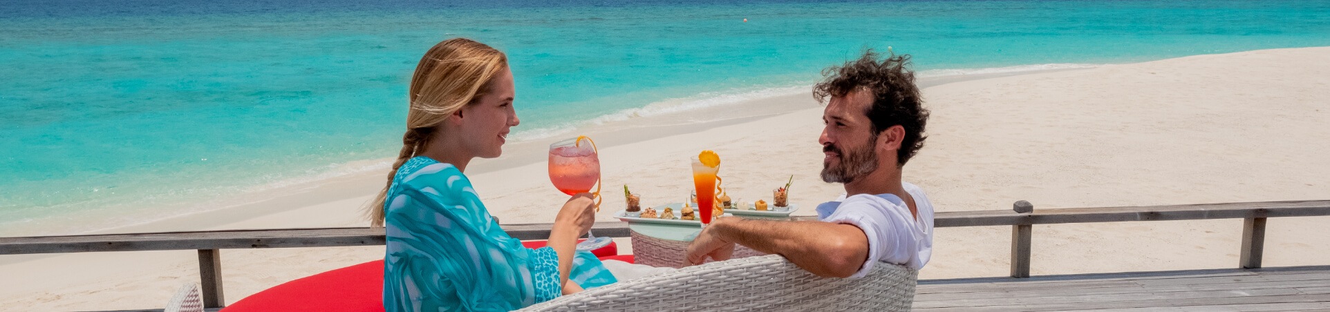 زوجانيشربانعلىأريكة