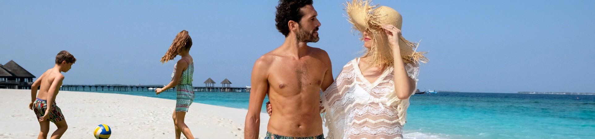 عائلةتسيرعلىشواطئجزرالمالديفالشاطئ