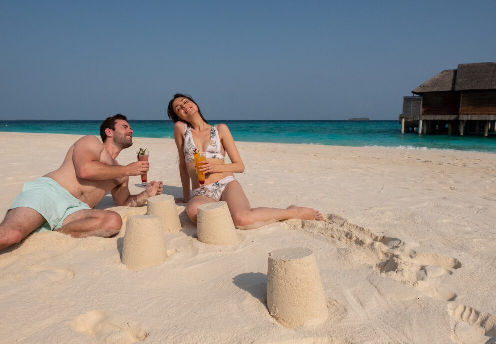 زوجانمستلقيانعلىالشاطئ