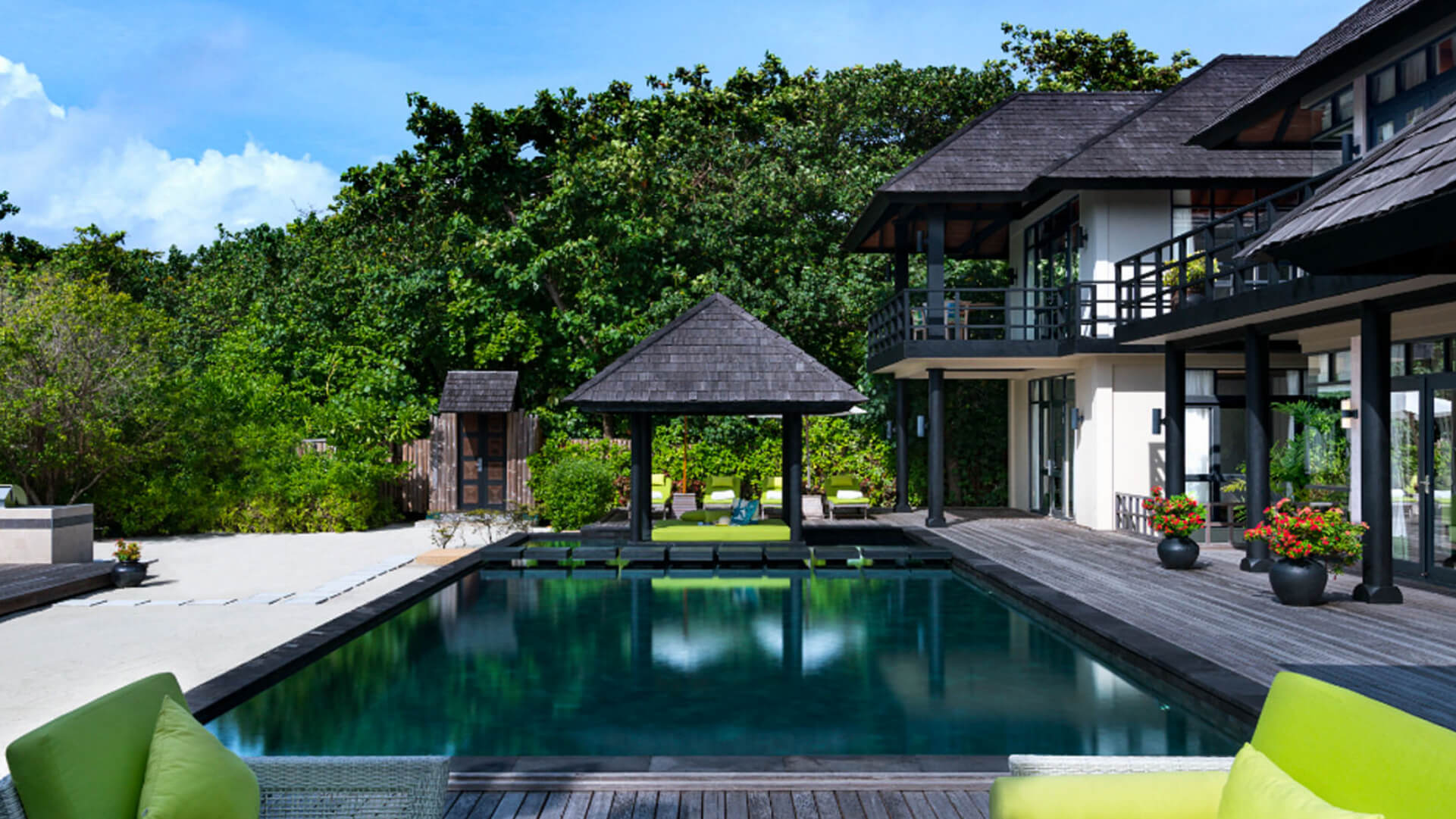 JAManafaru-The-Royal-Residence-pool-areapng