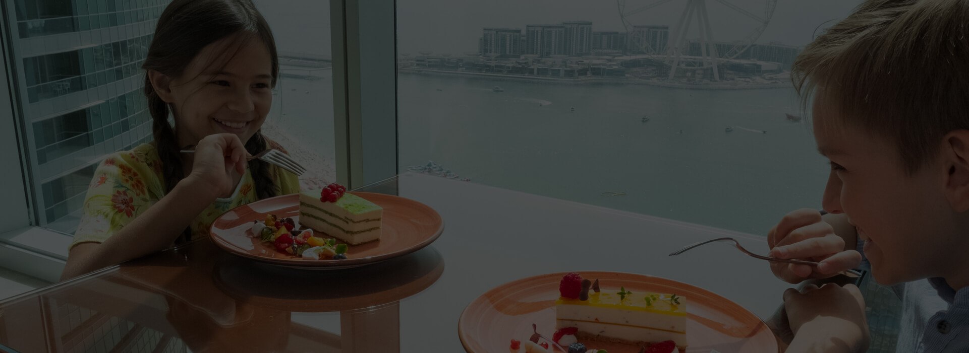 أطفاليأكلونالحلويات