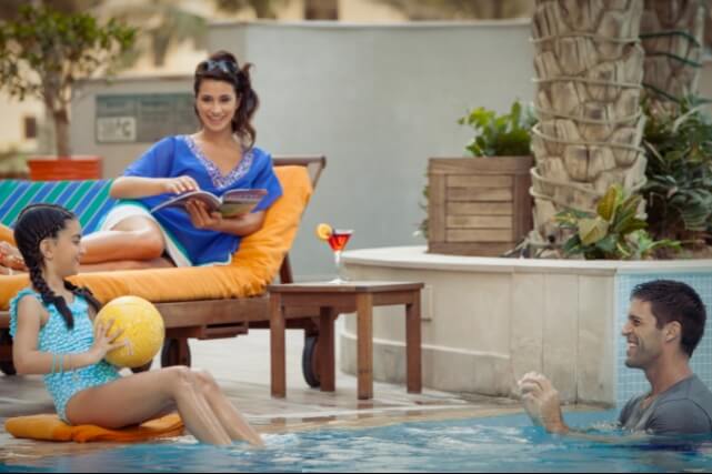 امرأةتنظرإلىطفلبجوارالمسبح