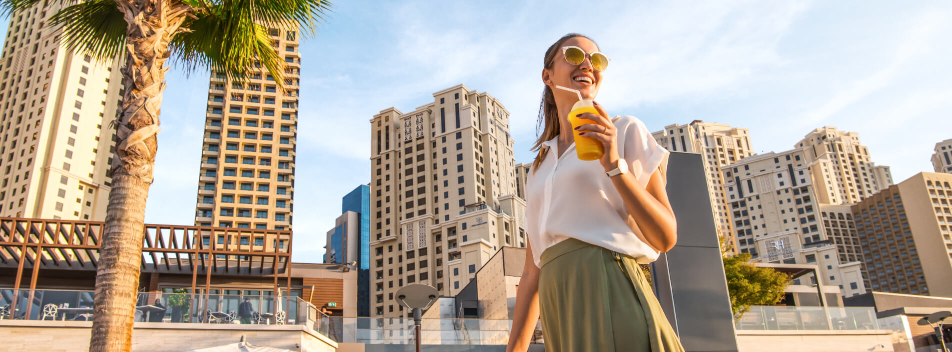 امرأةتسيرحاملةمشروبهاالخاص