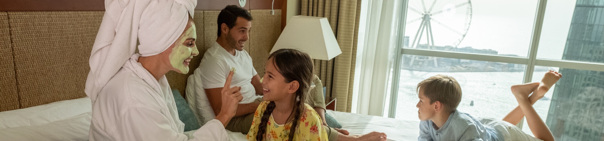 عائلةتجلسعلىسريرمطلعلىالشاطئ