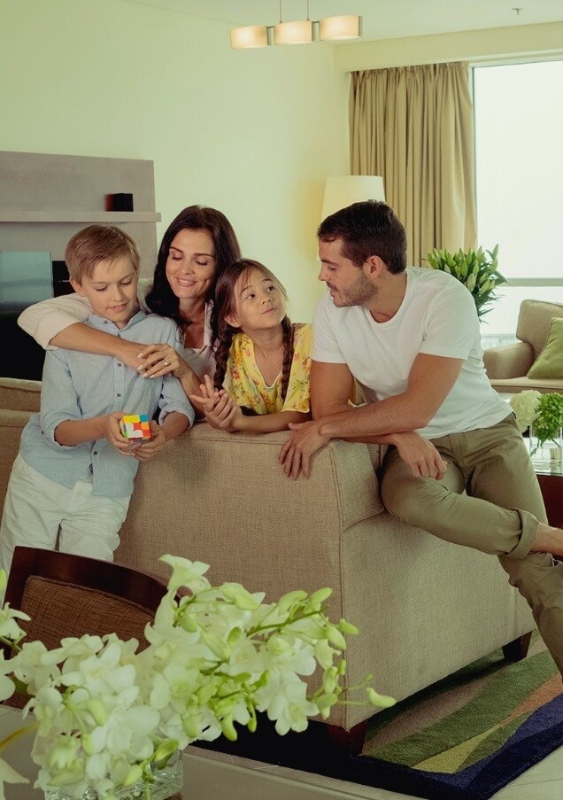 عائلةمستلقيةعلىأريكة