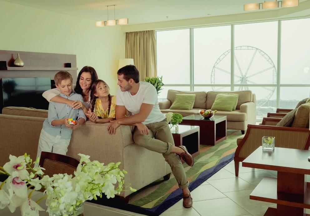 عائلةمستلقيةعلىأريكة