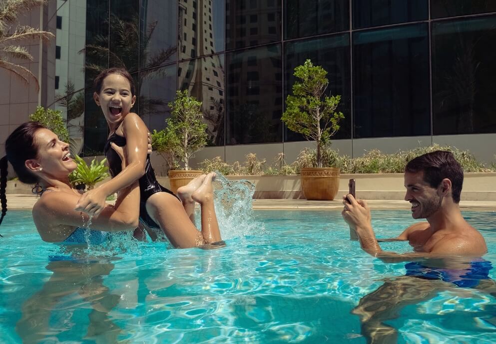 عائلةتلهوفيمسبحالفندق