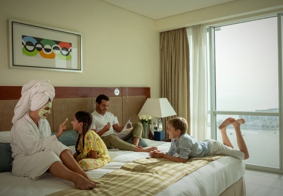 عائلةتنامعلىسريرغرفةفندق