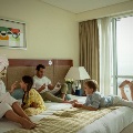 عائلةتنامعلىسريرغرفةفندق