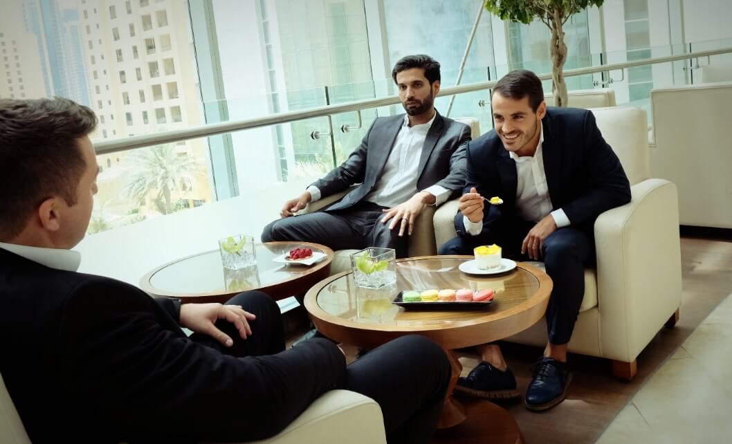 رجالأعماليجلسونفيردهةالفندق