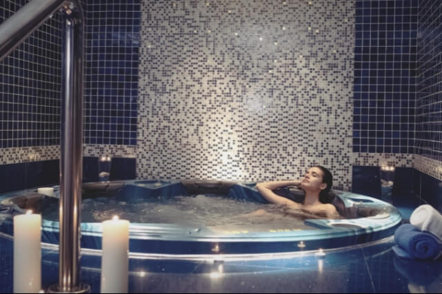 امرأةفيحوضاستحمامساخن