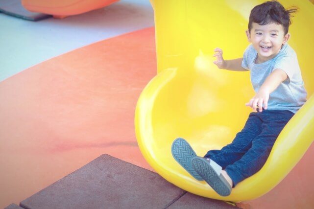 طفلعلىزلاجةصفراء