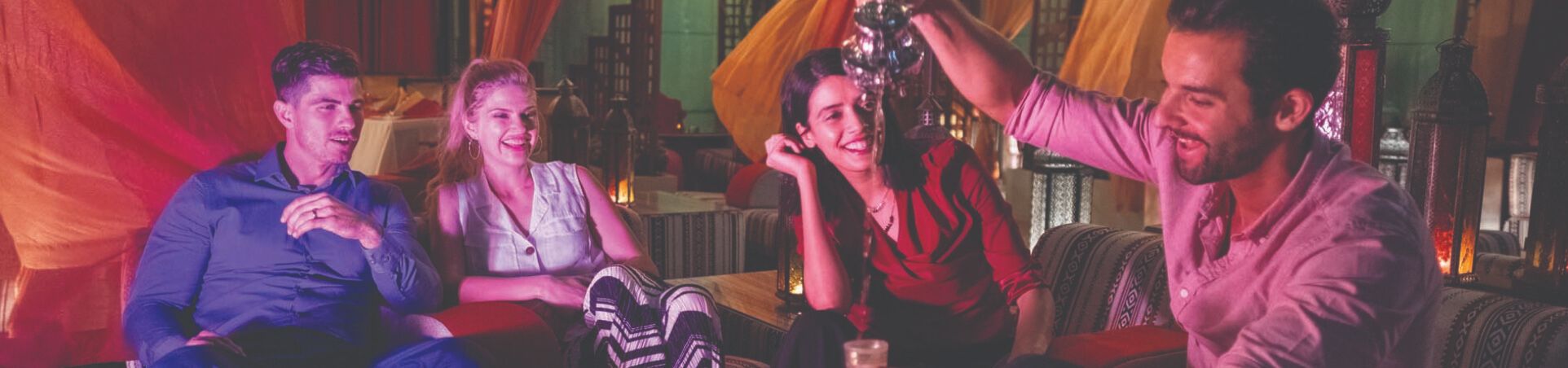 مجموعةمنالأصدقاءفيمطعمجميرابيتشريزيدنس