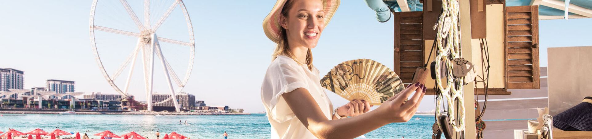 امرأةمعهامروحةتنظرإلىمتجر