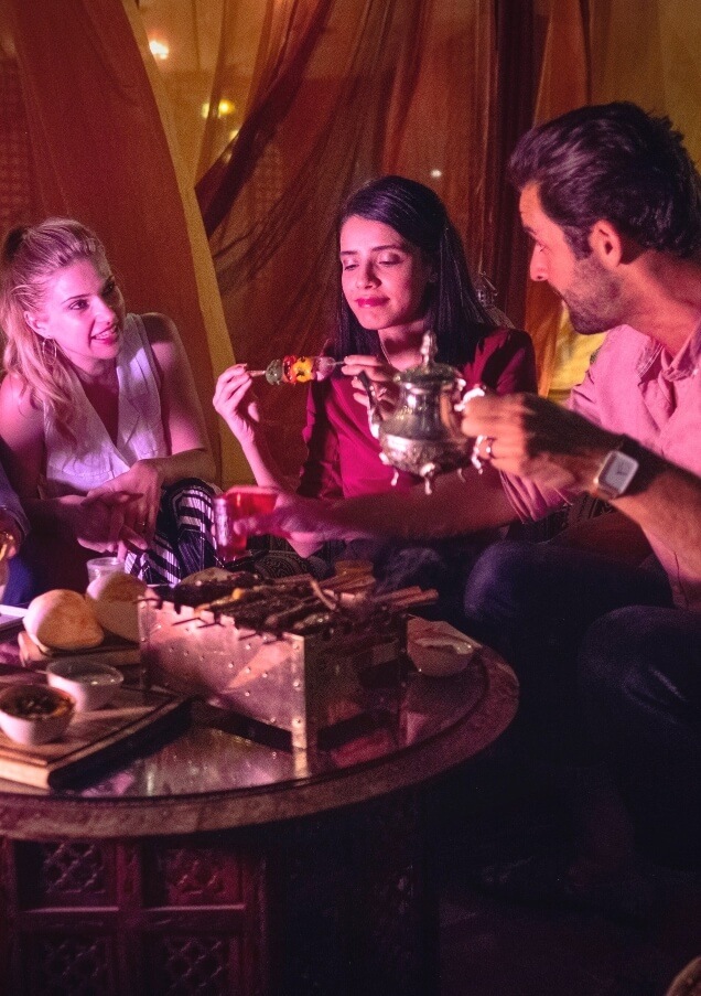 مجموعةتتناولالكبابفيمطعم