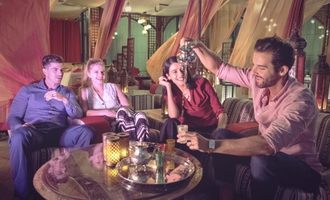 زوجانيحتسيانالشايفيمطعم