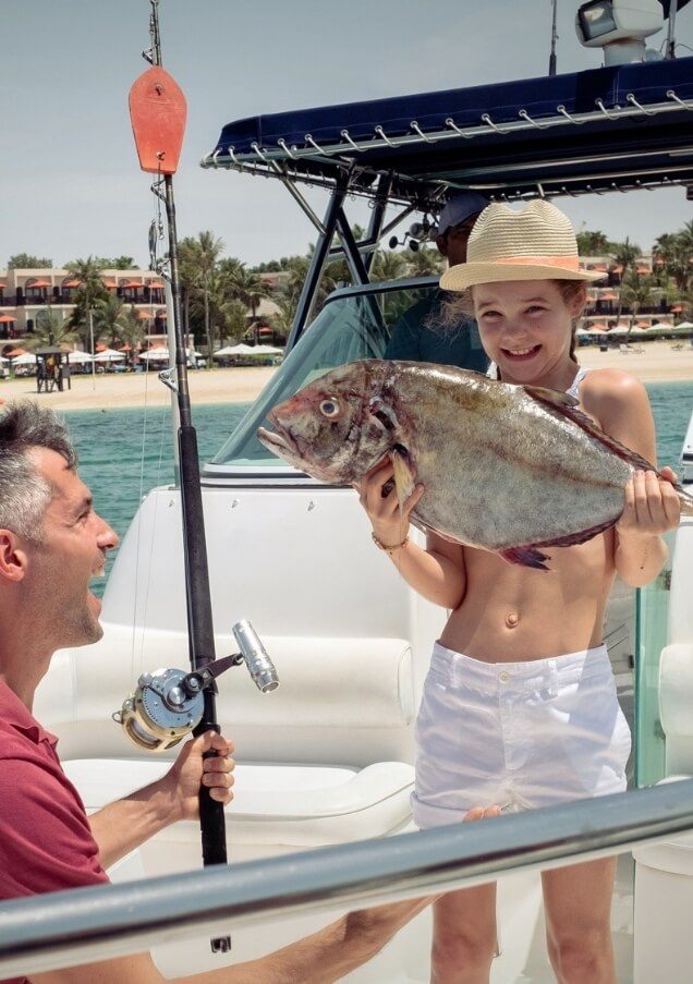 فتاةتتباهىبسمكةقامتبصيدها