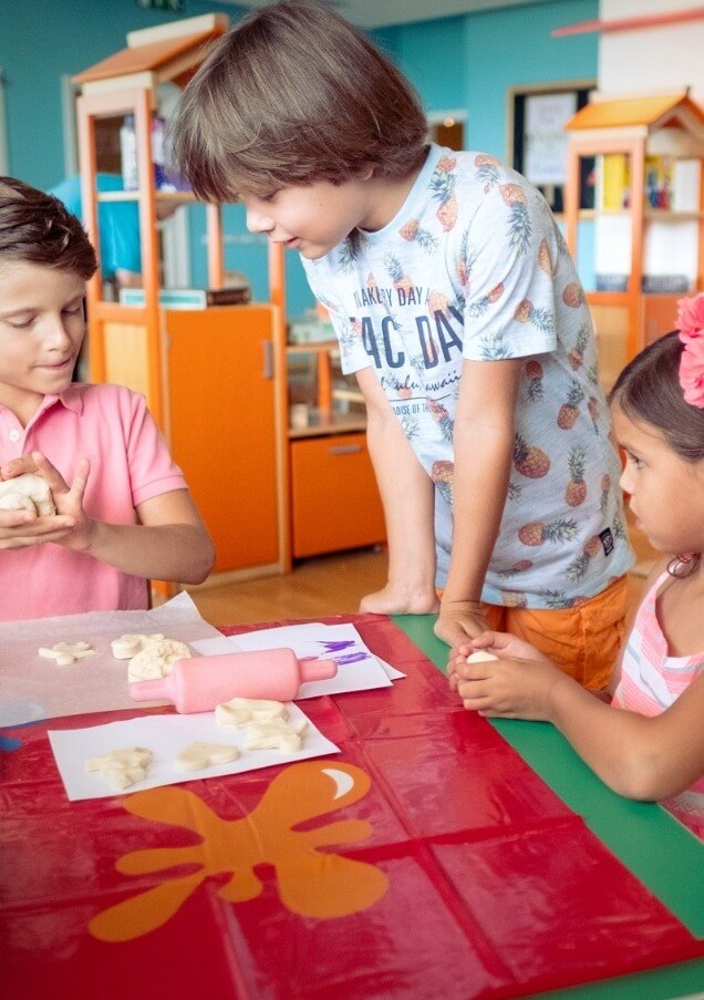 أطفاليصنعونالكوكيز