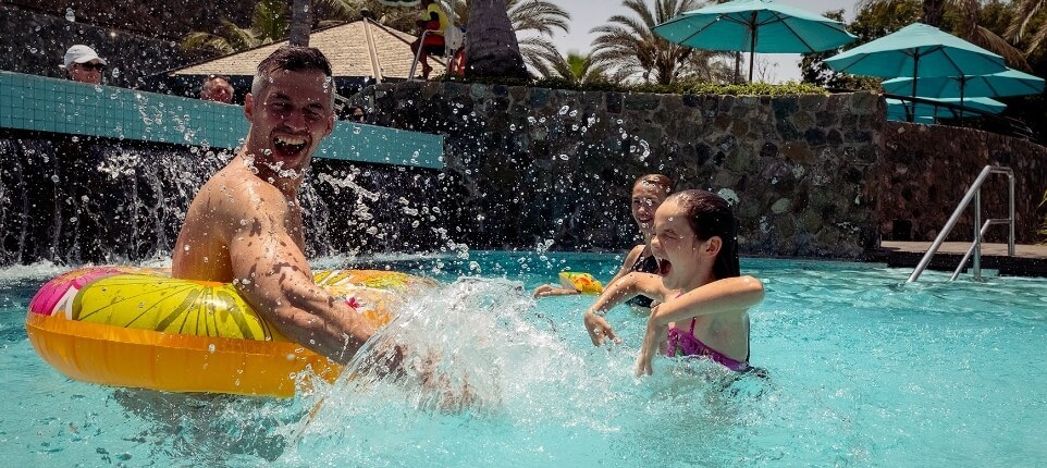 عائلةتستمتعبالمياهداخلالمسبح