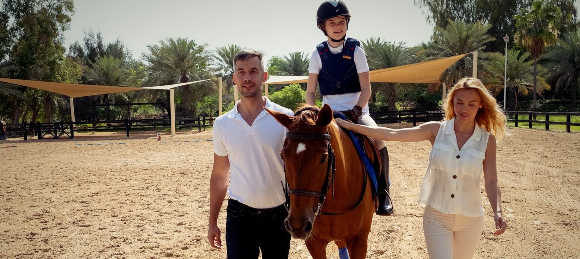 عائلةتسيرإلىجوارحصان