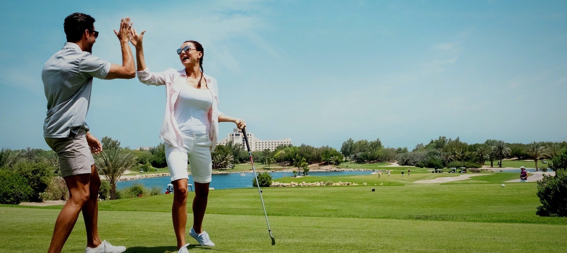 زوجانيحتفلانفيملعبجولف