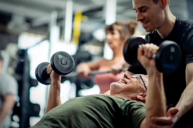 رجليرفعالأثقالفيوجودمدربه