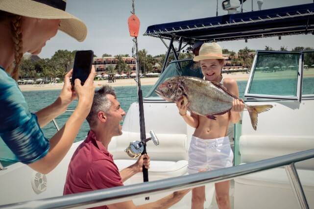 فتاةتتباهىبسمكةقامتبصيدها