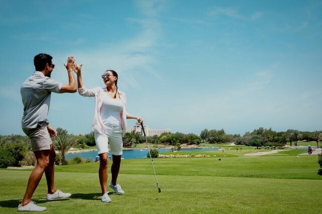 زوجانيحتفلانفيملعبجولف