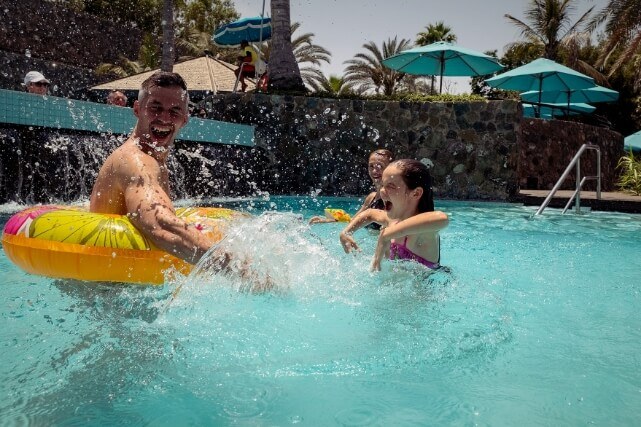 عائلةتستمتعبالمياهداخلالمسبح