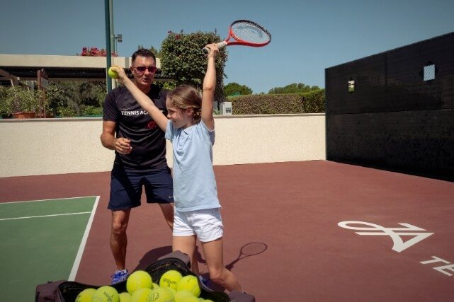 فتاةتتعلملعبةالتنس