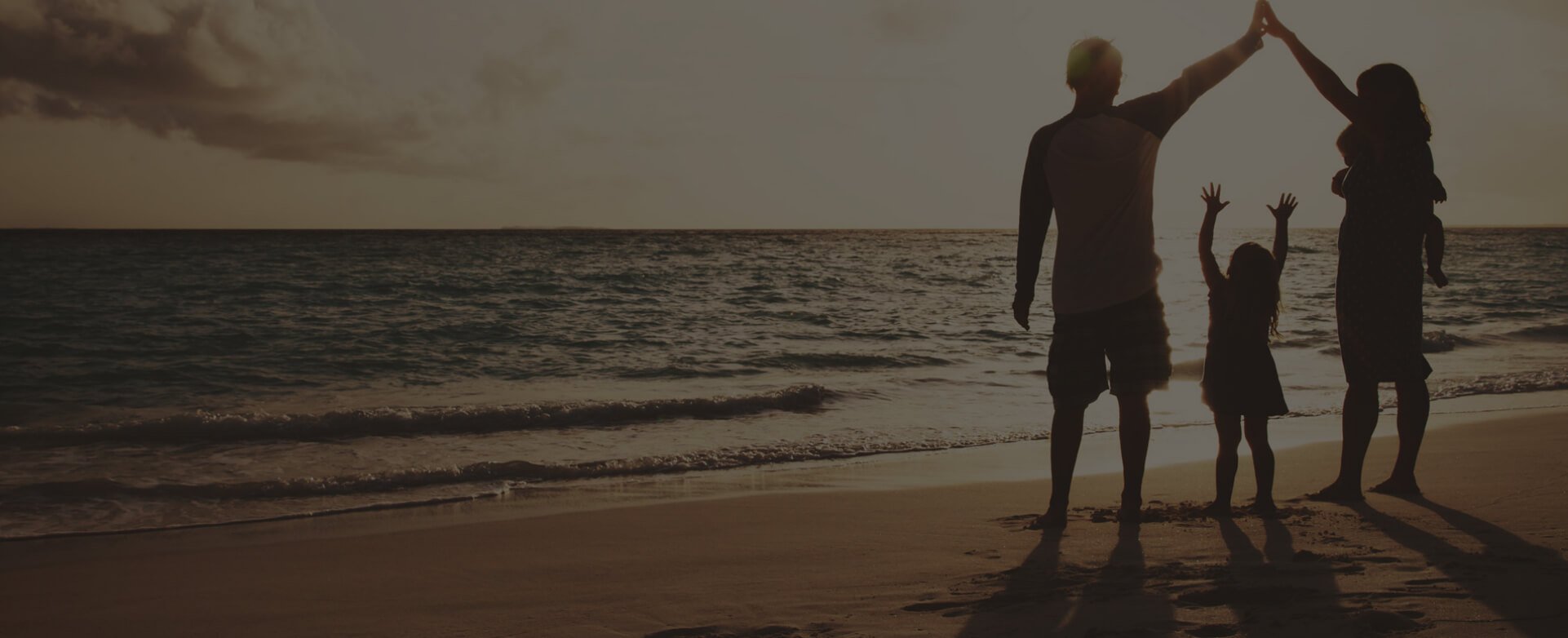 زوجانيمسكانبأيديبعضهما