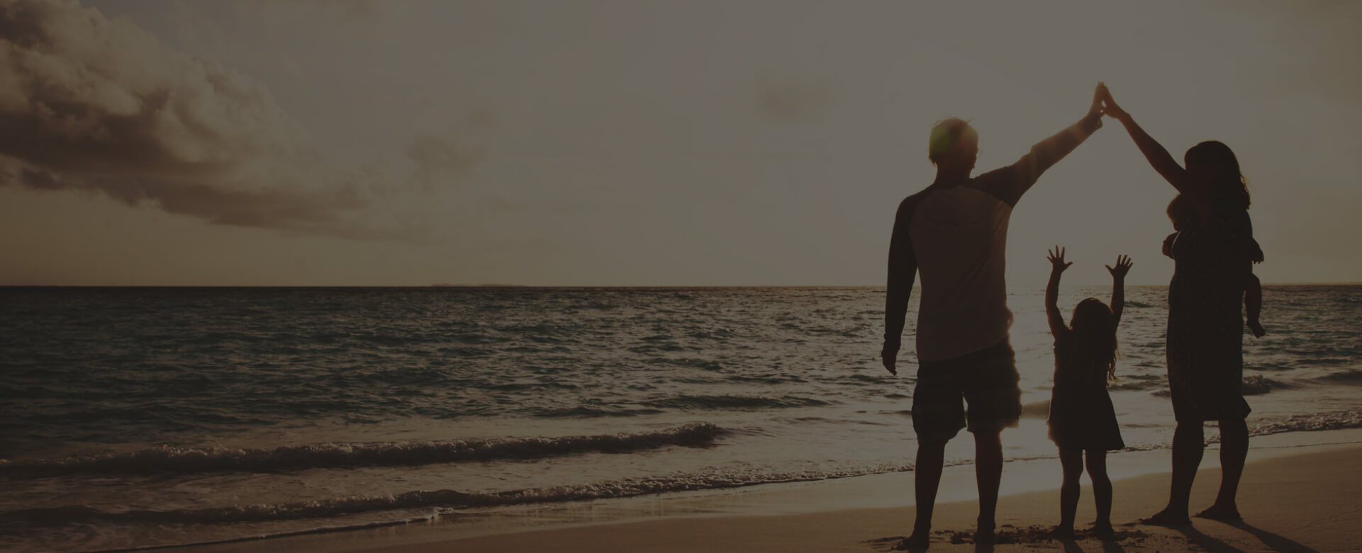 زوجانيمسكانبأيديبعضهما